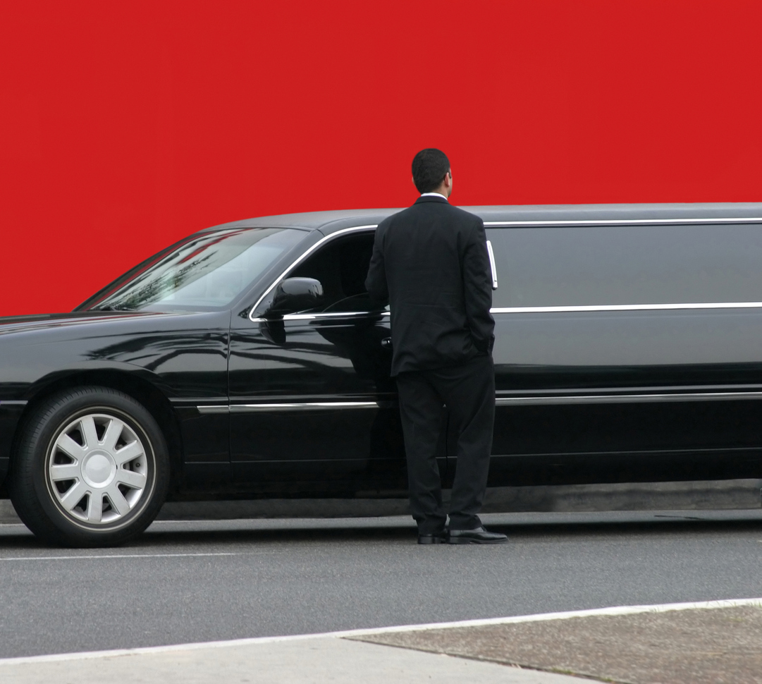 Pre-book a limousine: End your flight calmly using Limo from Pearson Airport to downtown